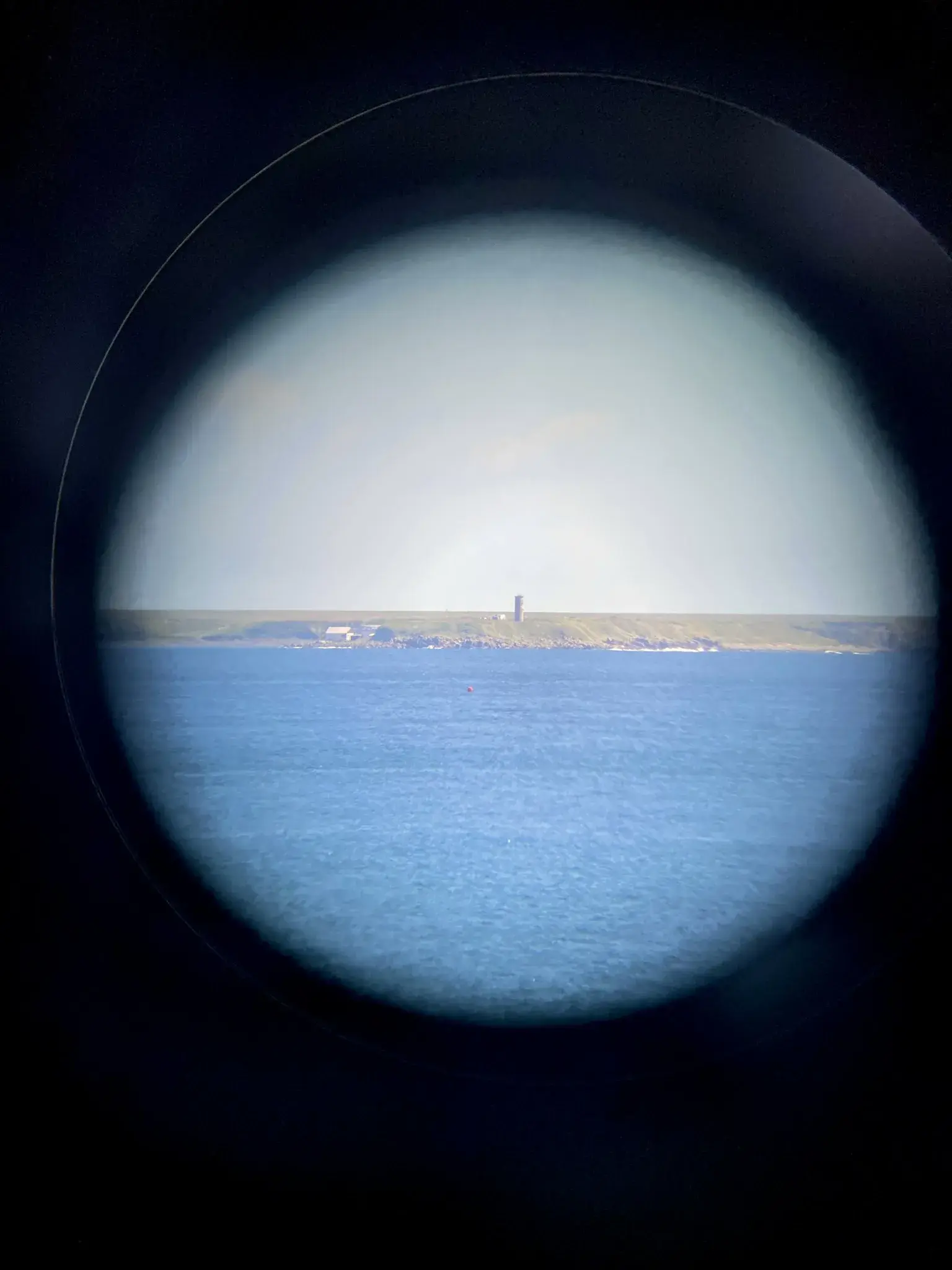 歯舞群島のうちどれかの島。納沙布岬から望遠鏡で覗いた